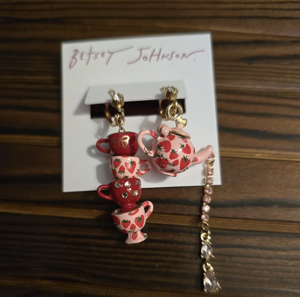 Betsey Johnson Mismatched Teapot and tea cup dangle earrings! - Picture 9 of 15